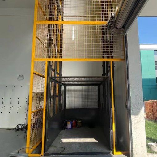 建阳导轨式升降机助力物流园破解运输难题